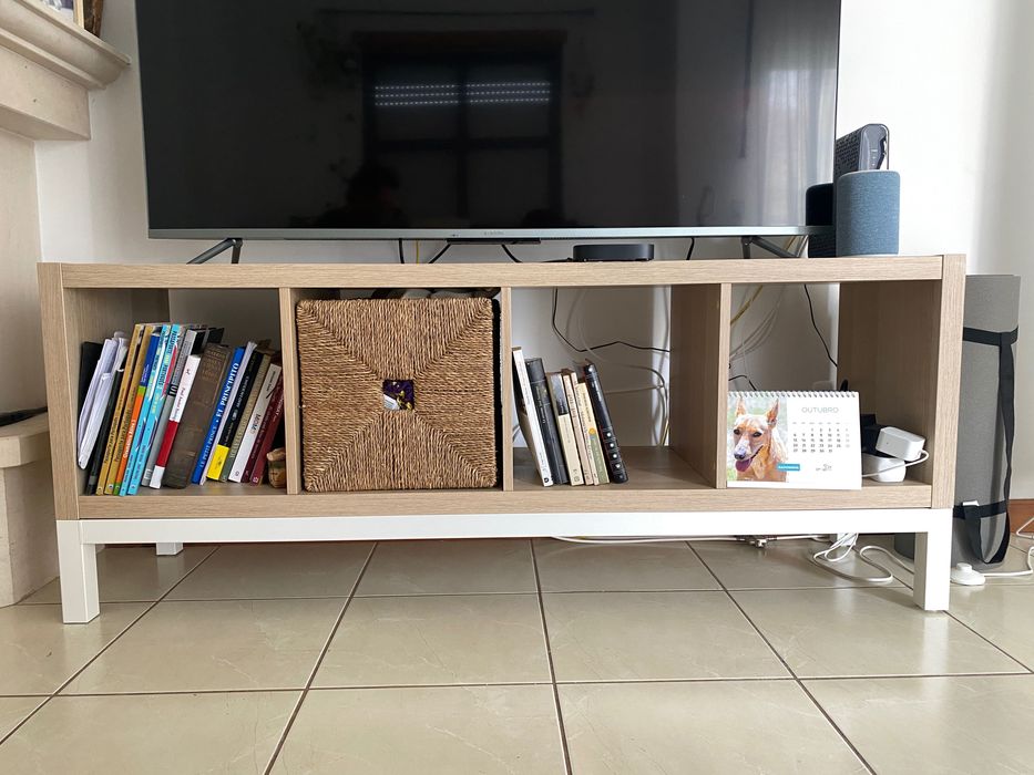 Mesa de televisor con base metálica y cajón