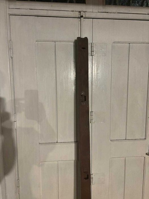 Vendo Duas Camas Antigas de Madeira Nobre - Peças Únicas e de Coleção