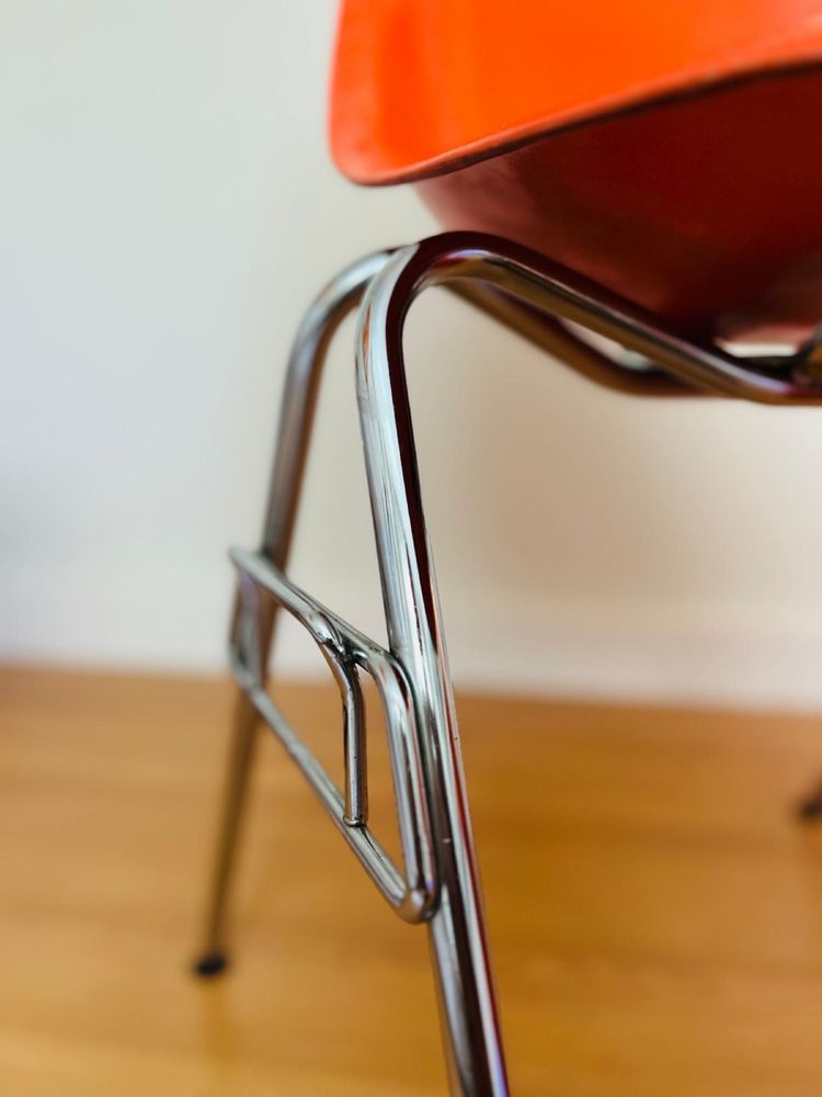 Cadeira laranja fibra de vidro Charles and Ray Eames