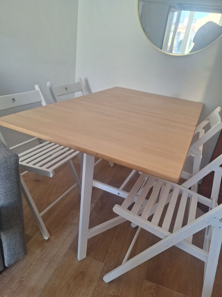 Mesa articulável + 4 cadeiras