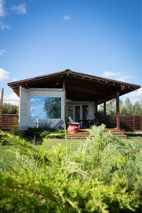 Дивовжний будиночок на березі чистого озера