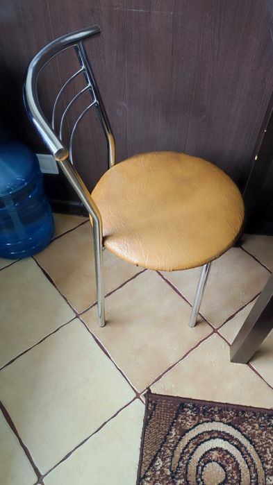 Стол кухонный и стулья