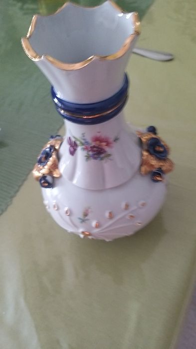 Jarra em porcelana, pintura e aplicações feitas a mão