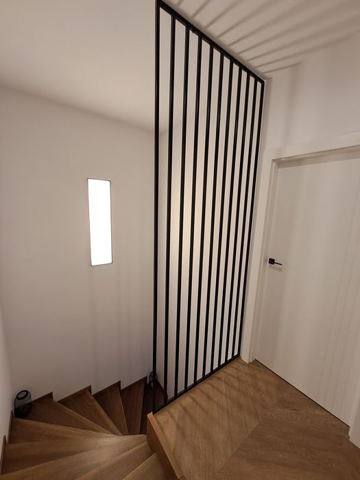 Balustrada malowana proszkowo.