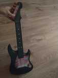 Gitara można podłączyć mikrofon