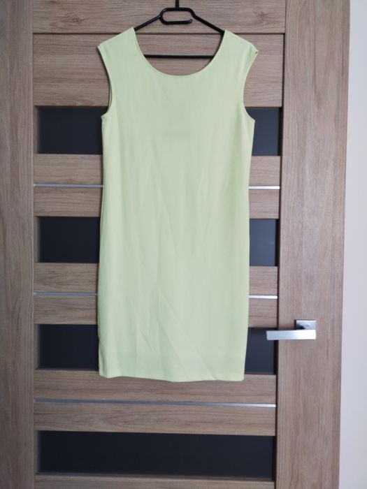 Limonkowa sukienka z ozdobnym zamkiem na plecach