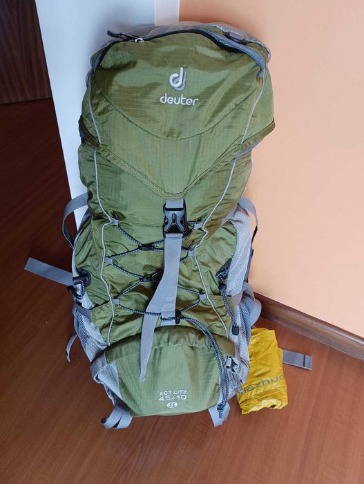 Vendo Mochila Deuter Futura Air Trek SL45+10L e Bolsa de Chuva Quechua
