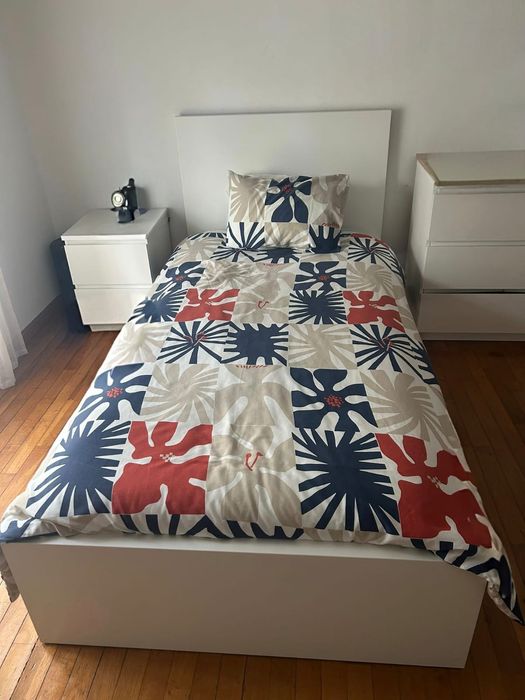 Cama Malm ikea com estrado, colchão e edredão