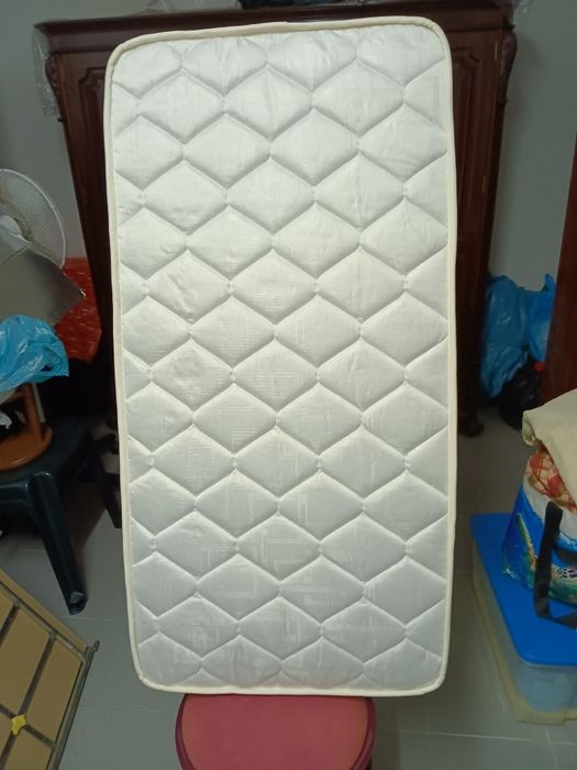 Colchão molas bebé, com cama de madeira.