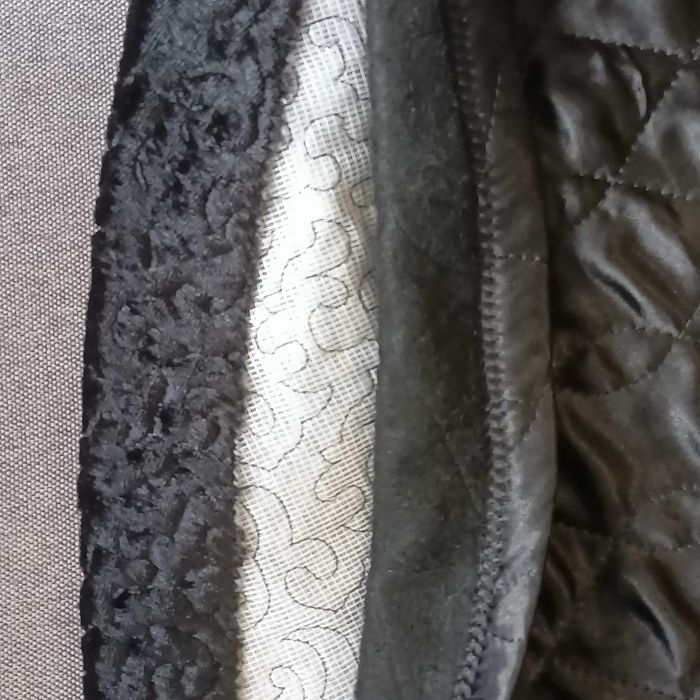 ЭЛЕГАНТНАЯ Стильная  Эко Шуба под КАРАКУЛЬ ,  чёрного цвета .