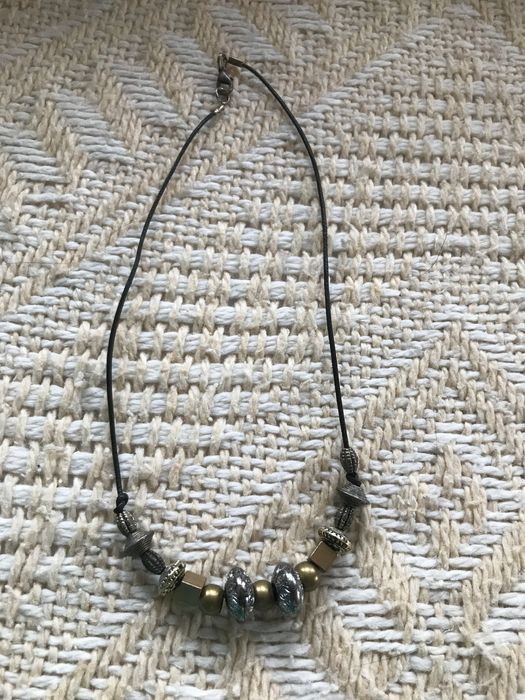 Metalowy naszyjnik koraliki na cienkim skórzanym rzemyku
