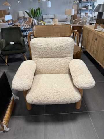 Fotel Brasilia Sheepskin na dębowych nogach