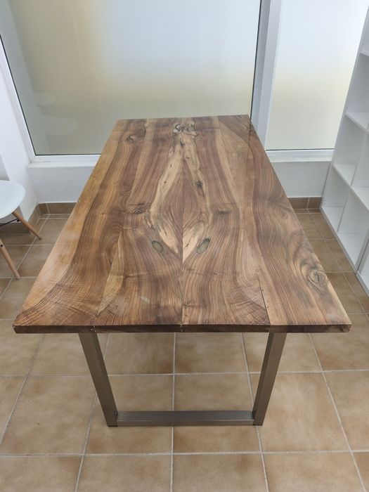 Mesa Nogueira e pés Metalicos