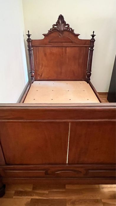 Vendo cama restaurada estilo antigo