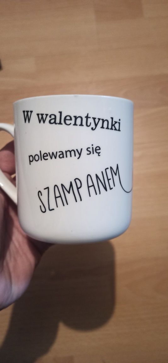 Kubek porcelanowy z napisem W walentynki polewamy się szampanem mix