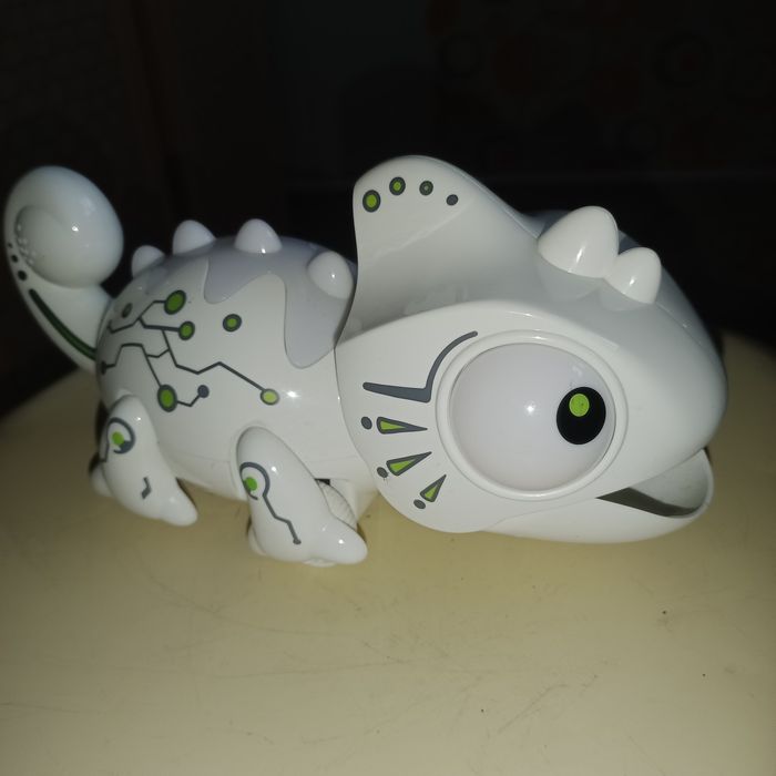 Робот хамелеон на пульте