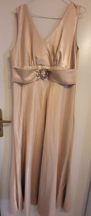 Długa suknia wieczorowa