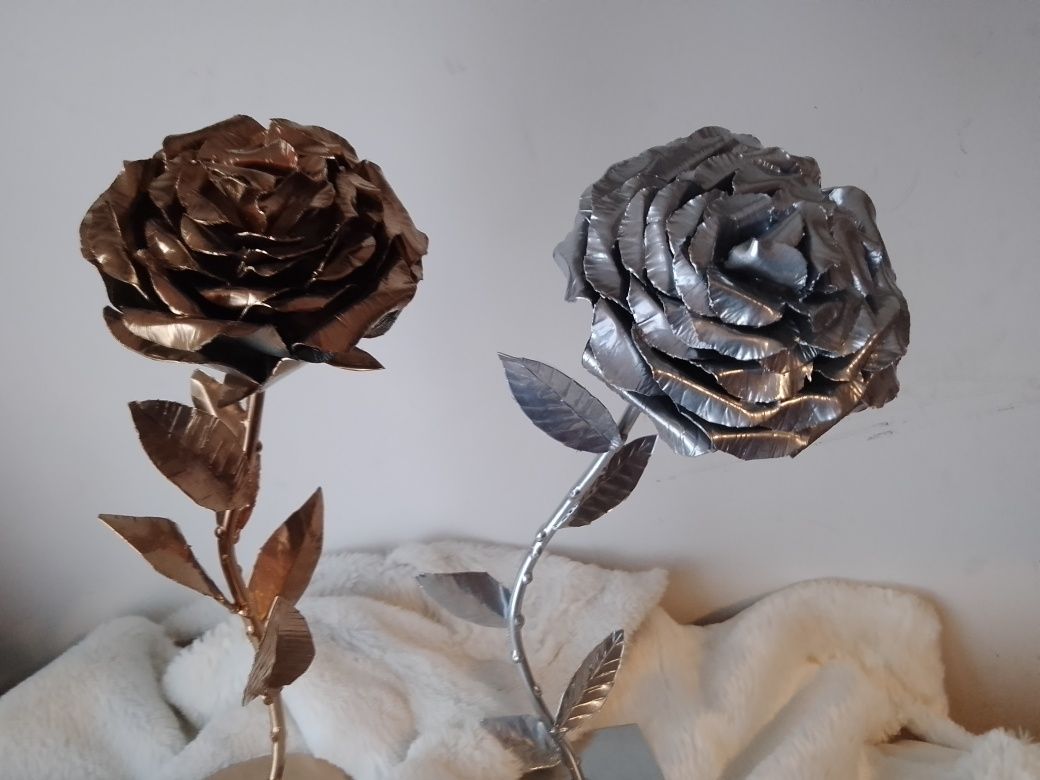Stojąca wieczna róża, róża z podstawką Kolor: złoty Rękodzieło Prezent
