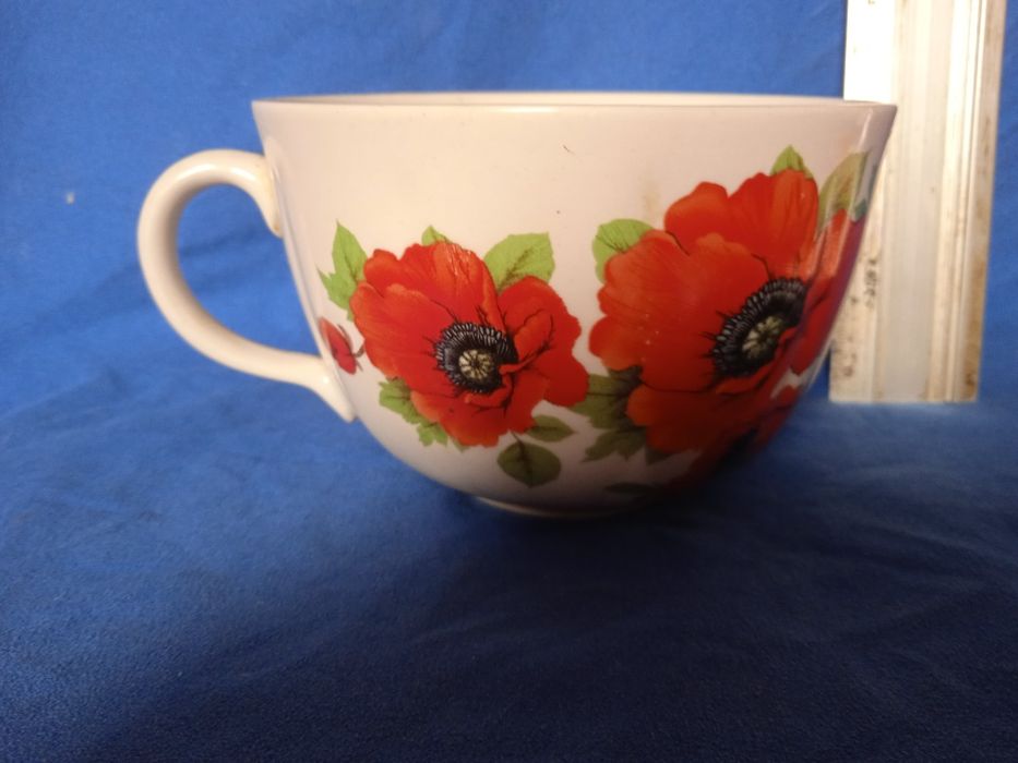 Фарфоровая большая чайная чашка в маках