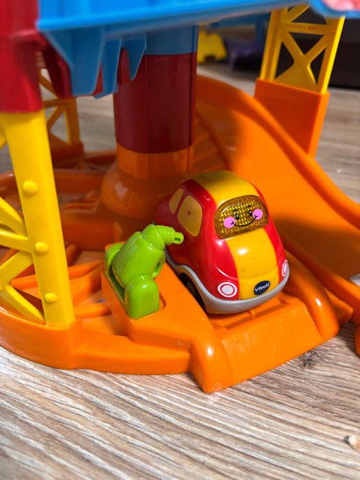 Гірка паркінг з машинкою на батарейці технок