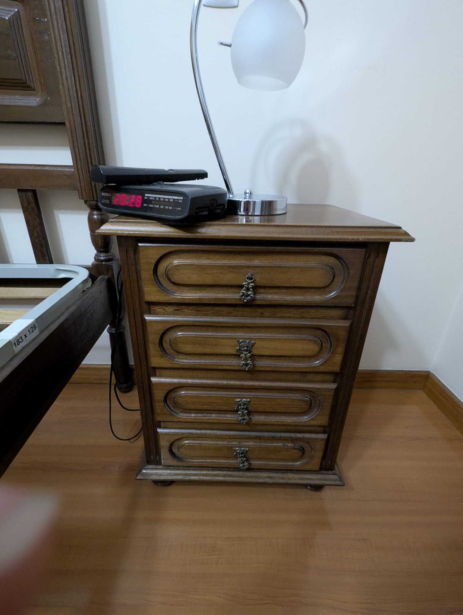 Mobília de quarto usada.