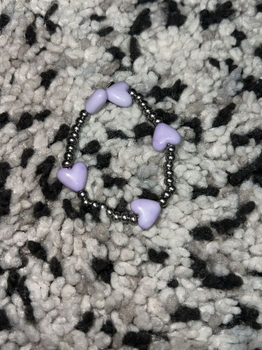 Pulseira artesanal pretada col corações lilás