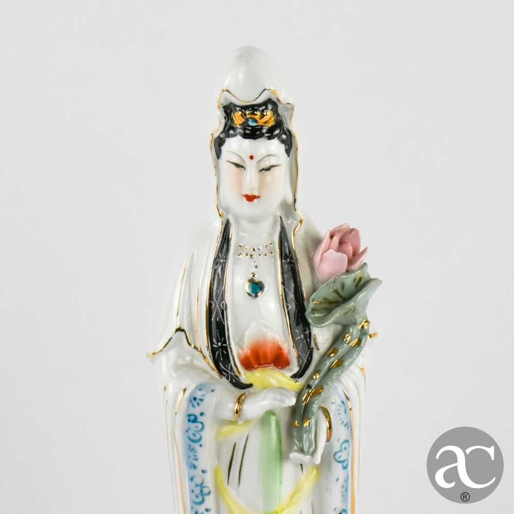 Deusa / Guanyin em Porcelana da China, policromada, com flor de lótus