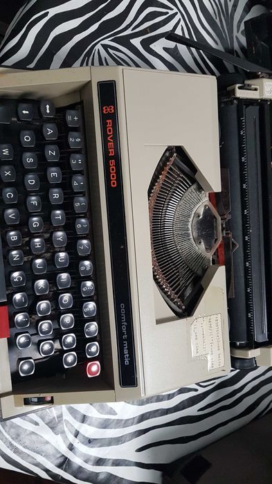 Máquina de escrever Rover 5000 confort matic portátil