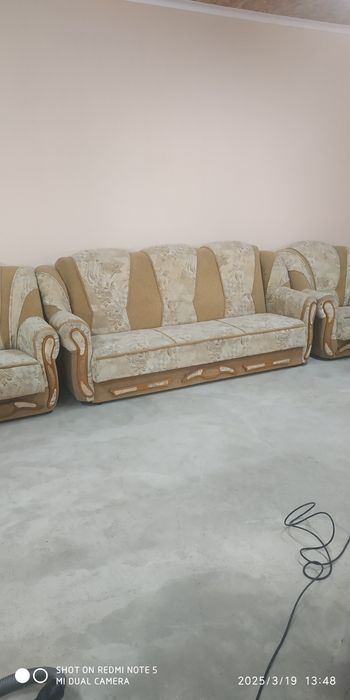 Продам двохспальний розкладний диван з двома кріслами.