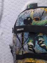 Mochila rapaz com suporte para skate