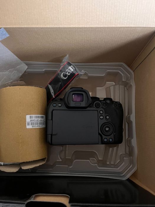 Câmera Canon EOS R6 Mark II Mirrorless, com lente RF24-105mm f/4-7.1