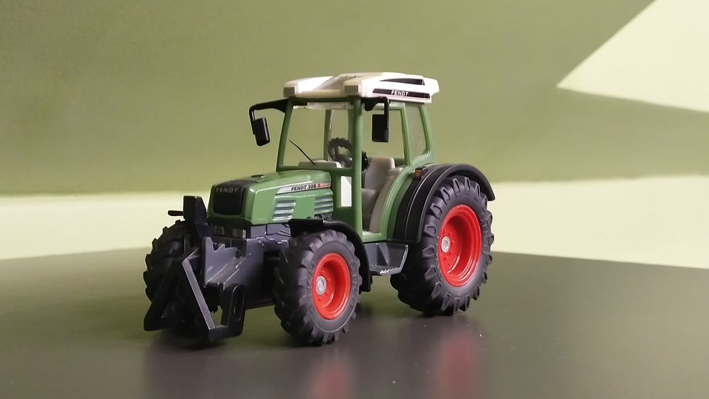 Siku traktor Fendt sadowniczy 1 32