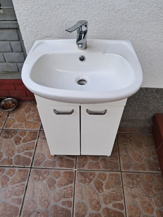 Umywalka z bateria i szafka