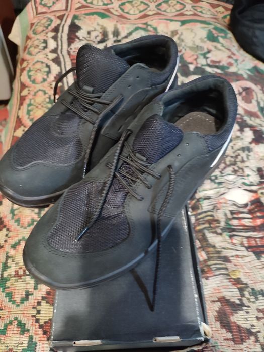 Продам кроссовки 42 размер новые