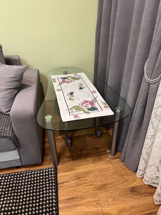 Stolik szklany z elementem czarnego szkła