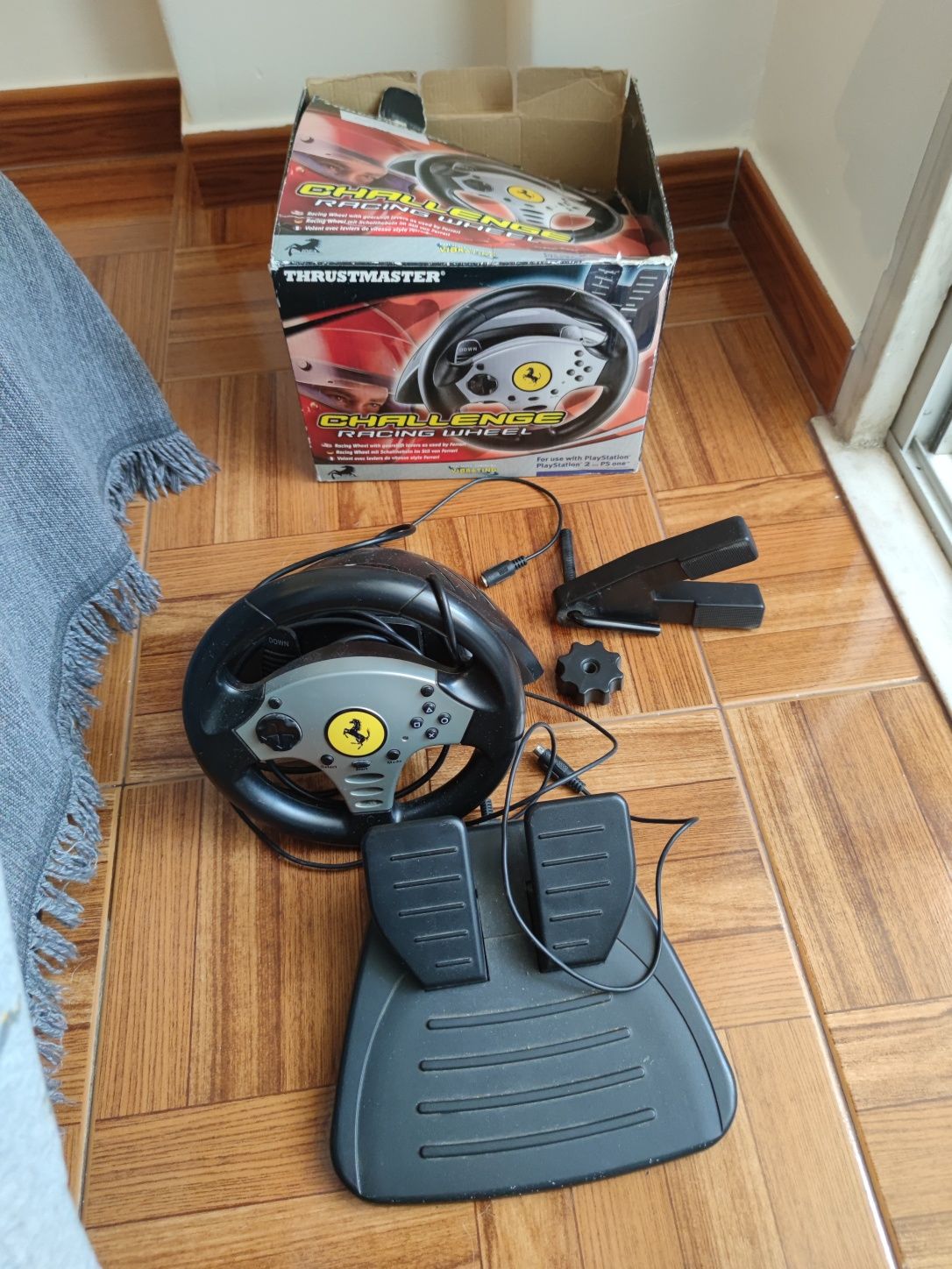 Vendo Consola PS1 + Cabos + Comando + Volante Thrustmaster + jogos