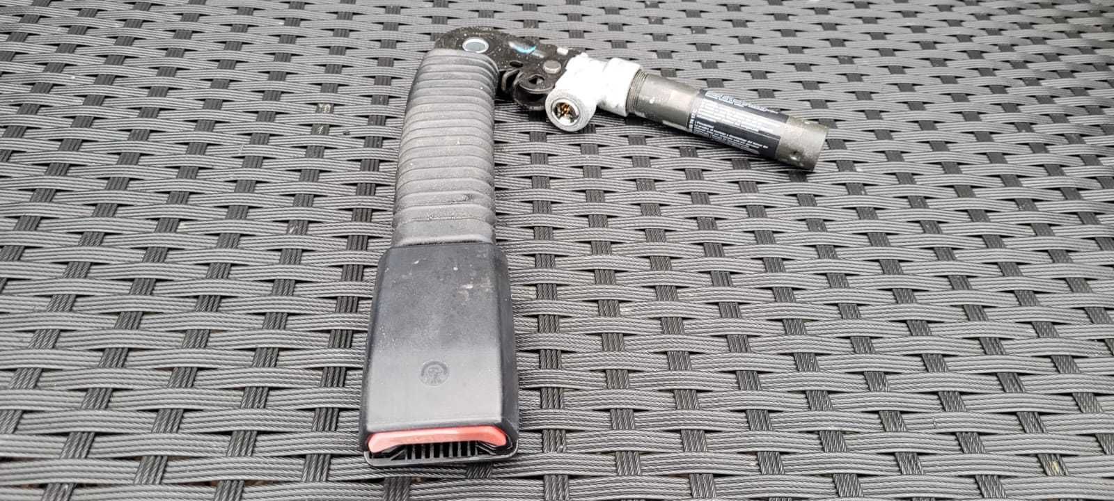 Napinacz pasa prawy BMW 3 E46 lift f vat