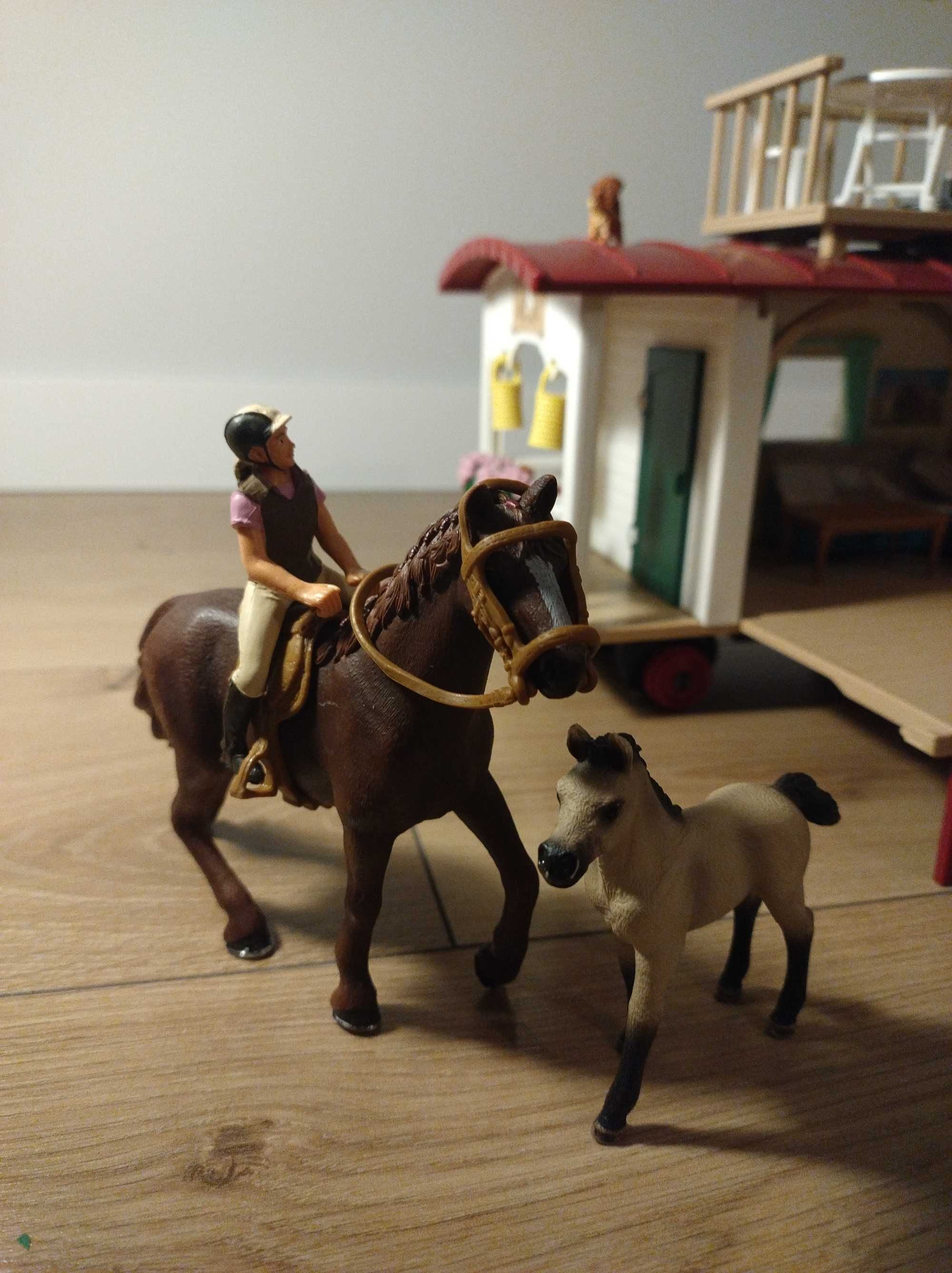 SCHLEICH 42593 Przyczepa do tajnych spotkań klubowych- ładny zestaw.