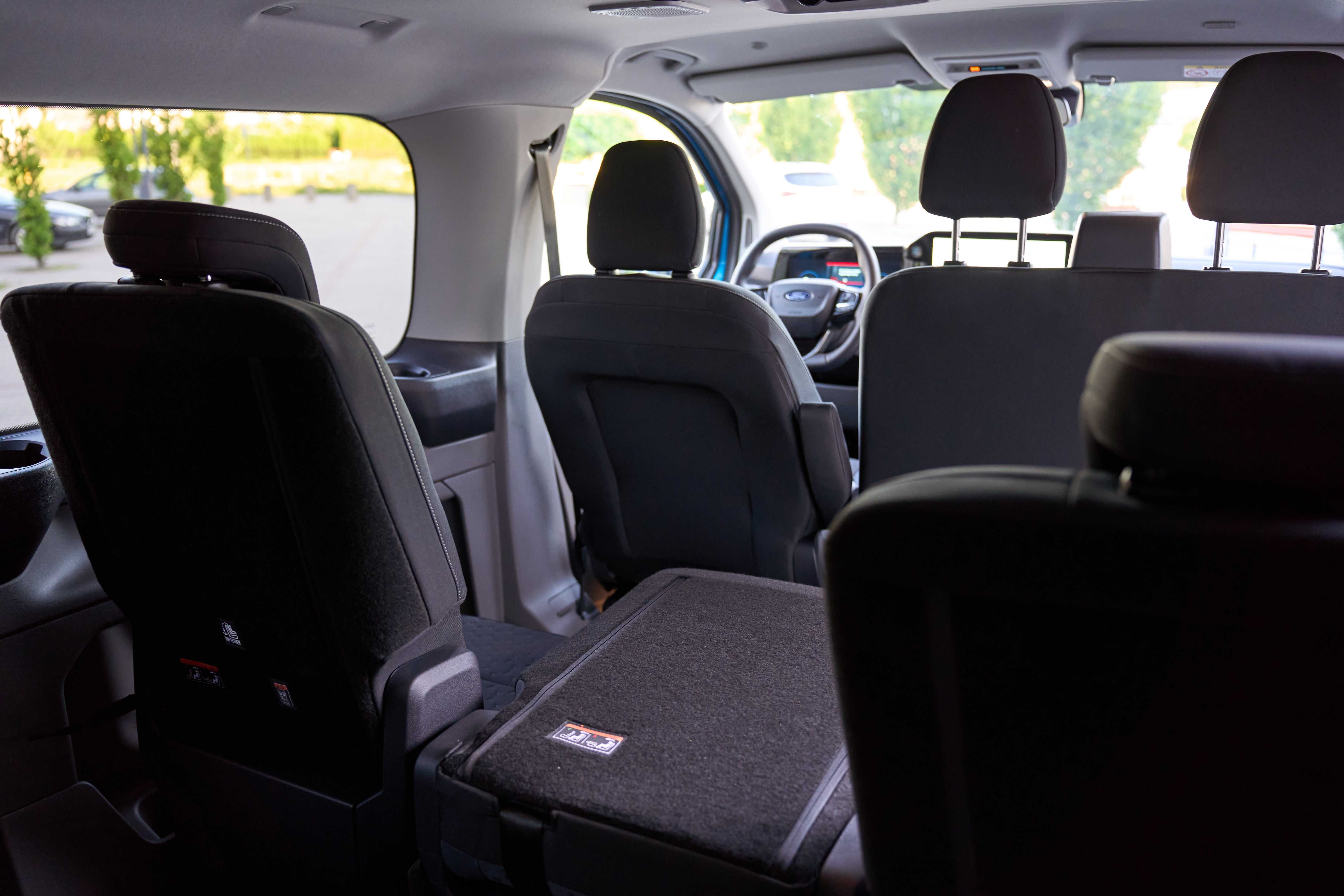 Wynajem Busa 9 osobowego. Ford Transit Custom. MATRIX LED 2025r.
