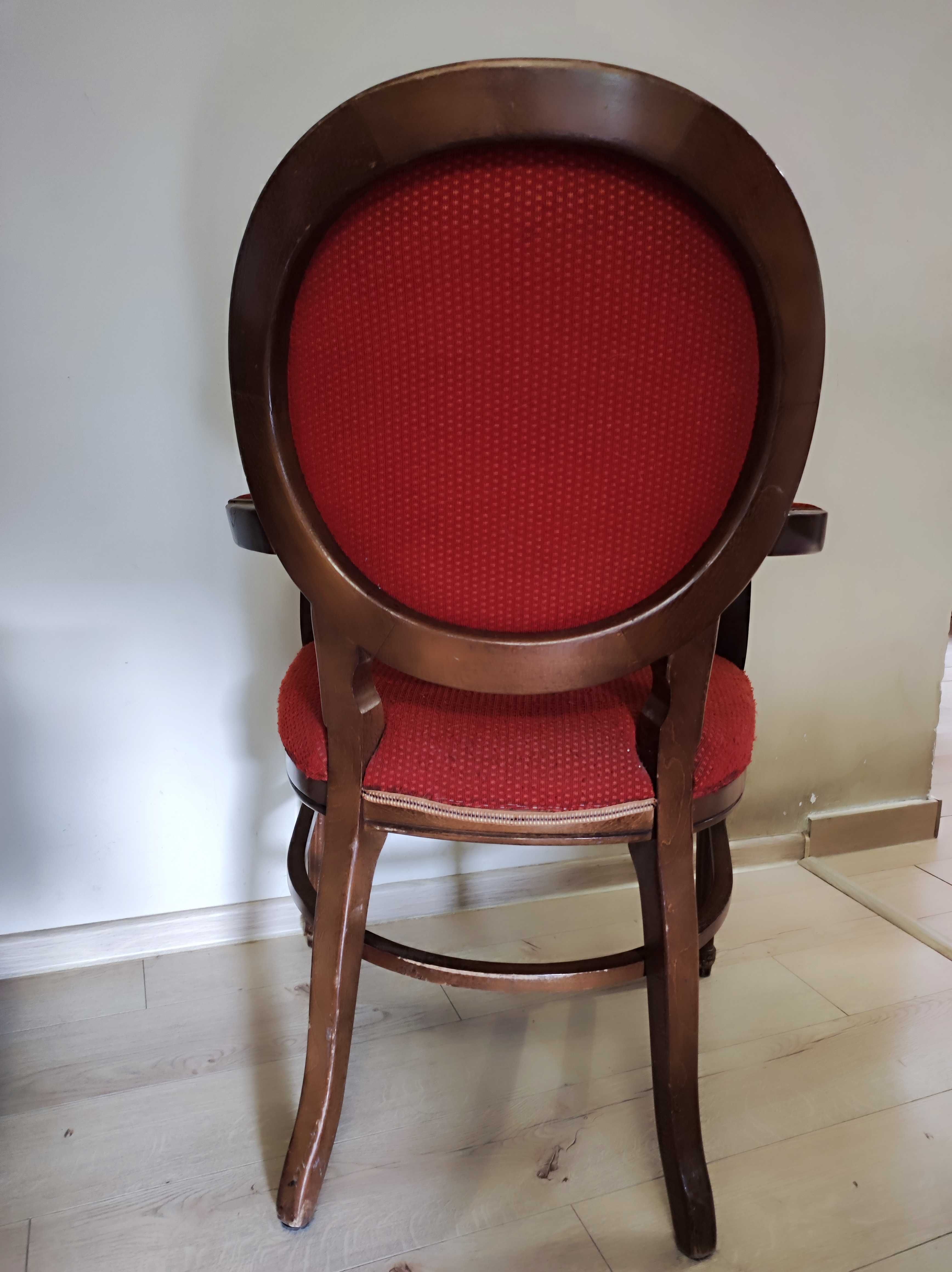 Fotel z drewnianą ramą