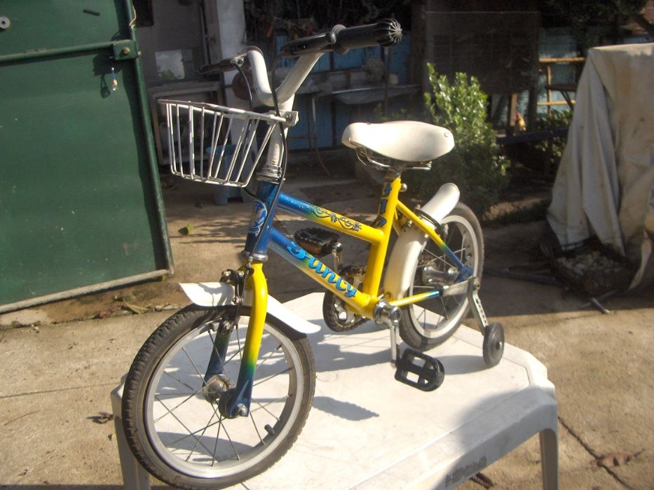 Bicicletas de menina com rodinhas, como novas.