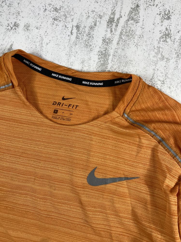 Яскрава помаранчева Nike Dri-Fit: стиль і видимість