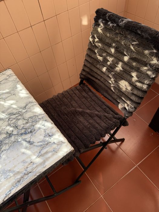 Mesa com duas cadeiras