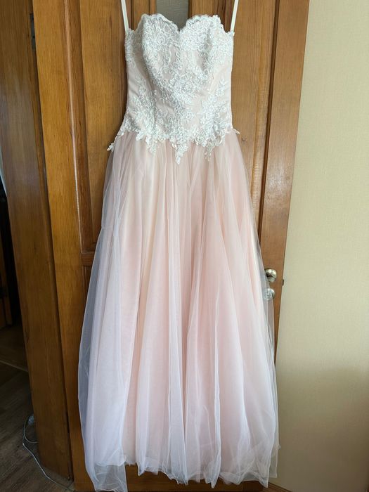 Весільна сукня з аксесуарами