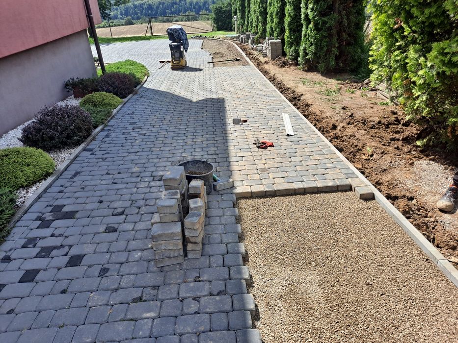 Układanie przekładanie starej pozapadanej kostki brukowej brukarstwo