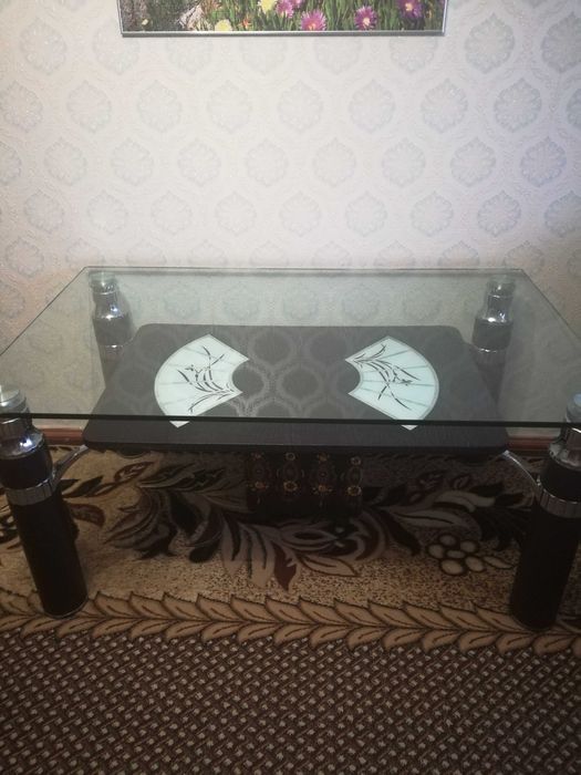 Скляний обідній стіл
