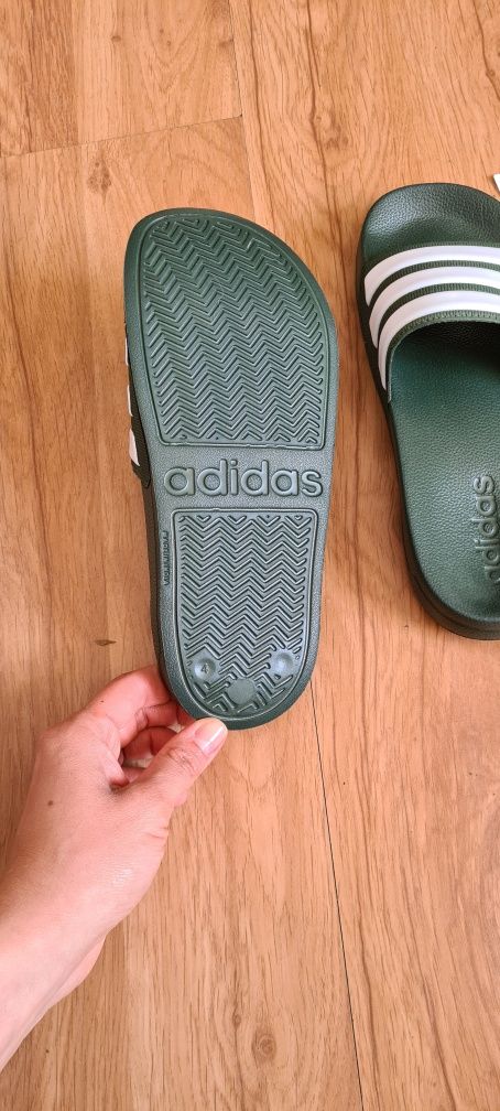 Nowe Adidas Adilette klapki na codzień lub ppd prysznic khaki zielone