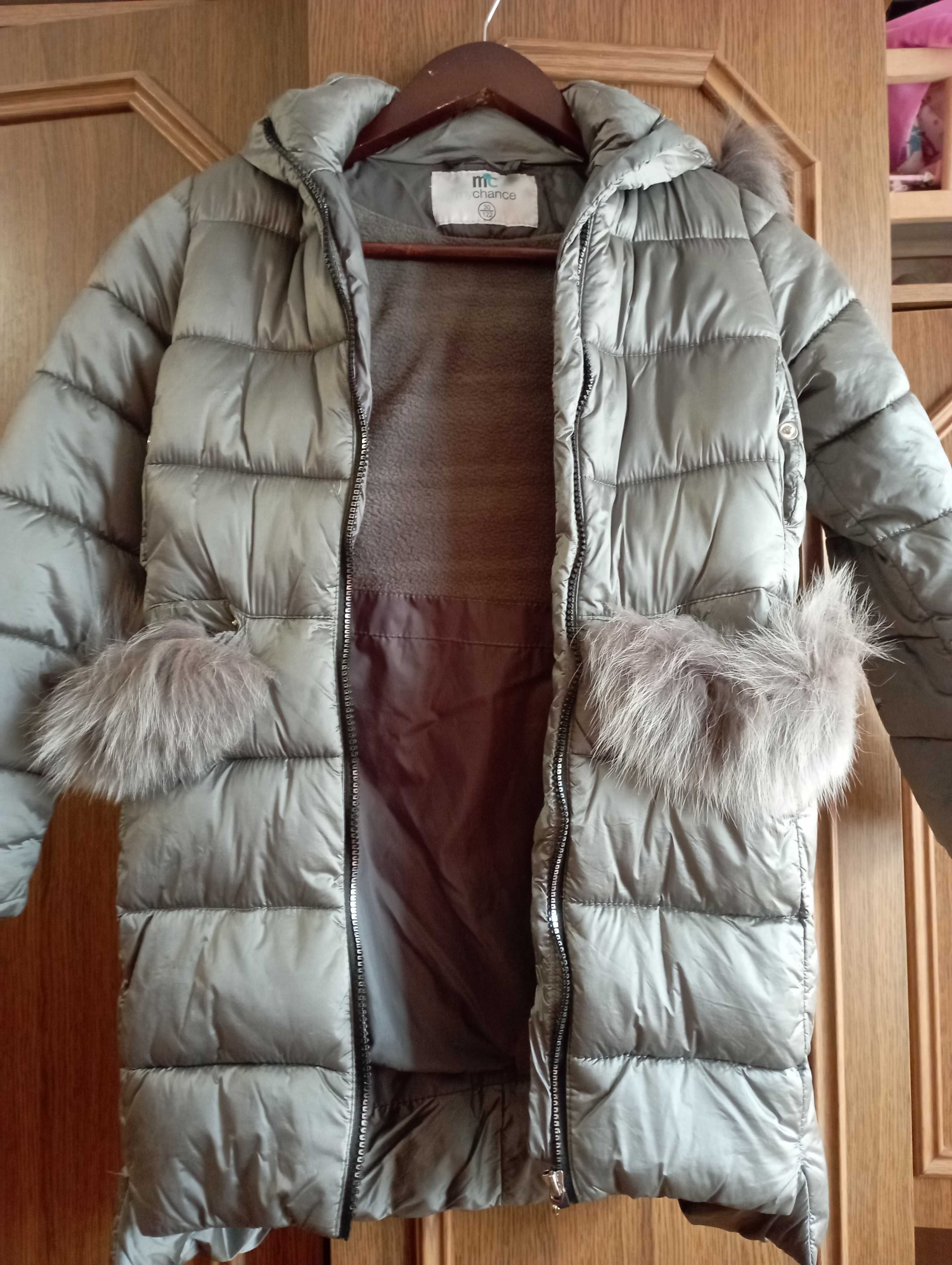 Пальто зимнее на девочку 122 см. с натуральной опушкой.
