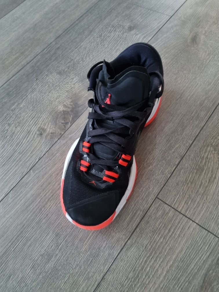 Sprzedam buty Jordan Zion 1 rozmiar 40