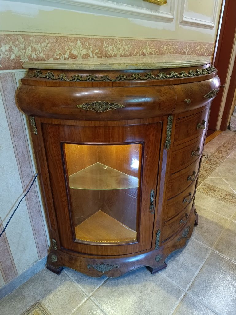 Komoda z marmurowym blatem